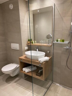 Shower, hair dryer, bathrobes, slippers - Vitalhotel Kaiserhof (Telfs)