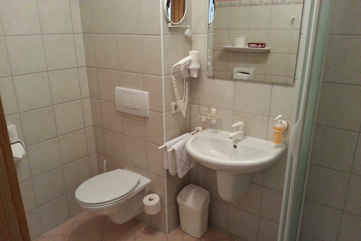 Een douche, een haardroger, badjassen, pantoffels