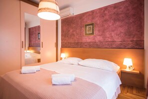 4 bedrooms, iron/ironing board, free WiFi, bed sheets