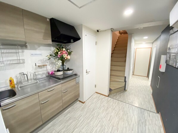 Habitación familiar (3LDK, 501, Top Floor, Luxury) | Cocineta privada | Refrigerador, microondas, tetera eléctrica y arrocera