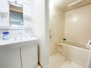 Chambre familiale (1LDK, 302) | Salle de bain | Baignoire et douche séparées, articles de toilette (gratuits)