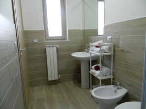 Shower, hair dryer, bidet, towels - At Anna Matera's house (Matera)