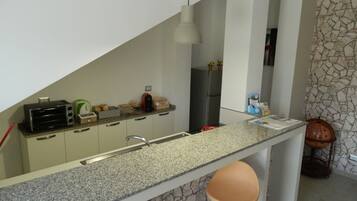 Fridge, stovetop, coffee/tea maker, electric kettle