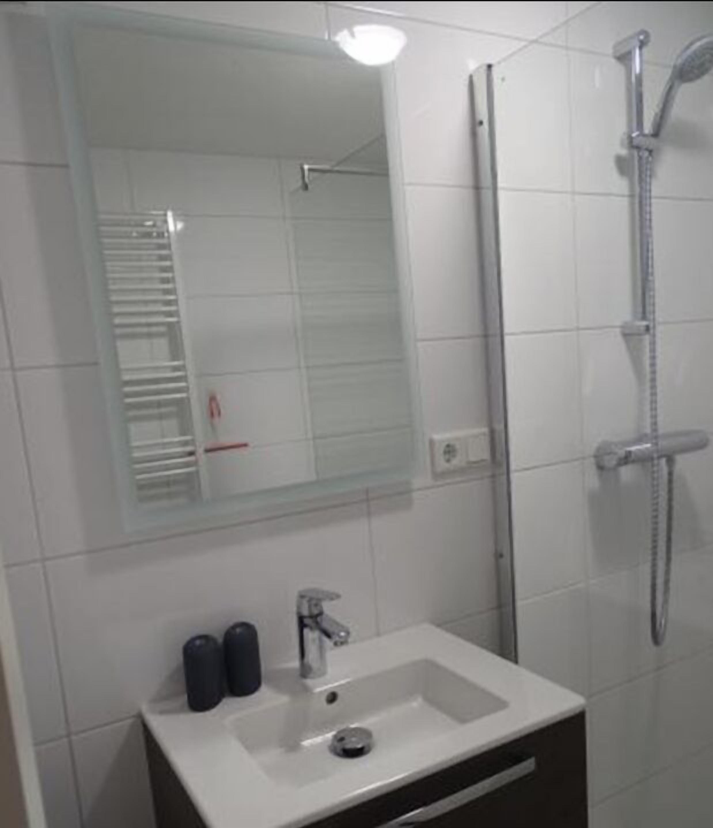 Bungalow, 3 Schlafzimmer, Terrasse | Badezimmer | Dusche, Toilettenpapier