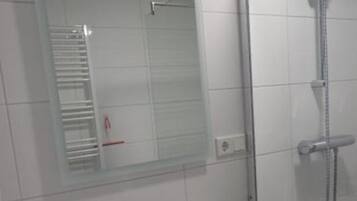 Bungalow, 3 Schlafzimmer, Terrasse | Badezimmer | Dusche, Toilettenpapier