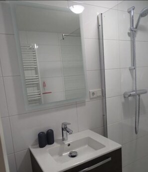 Bungalow, 3 habitaciones, terraza | Baño | Ducha y papel higiénico