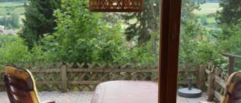 Bungalow, 1 habitación | Servicio de comidas en la habitación