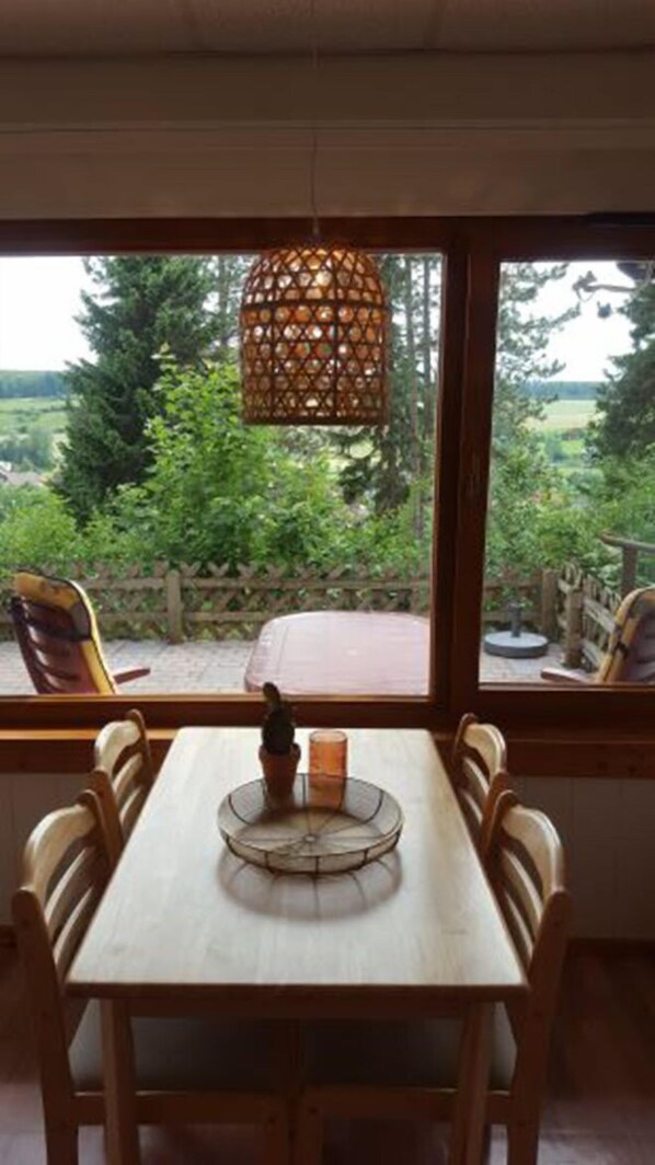 Bungalow, 1 Bedroom | In-room dining