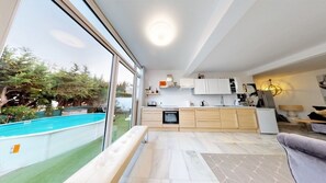 Kylskåp, mikrovågsugn, ugn och diskmaskin