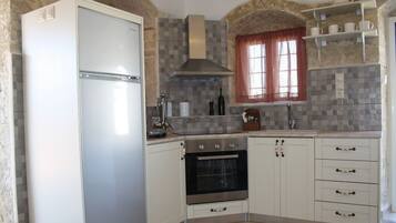 Een koelkast, een oven, een koffiezetapparaat/waterkoker, een waterkoker