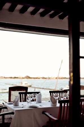 3 restaurantes; se sirven desayunos, almuerzos, cenas y brunches