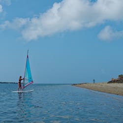 Accommodatie ligt op het strand, strandlakens, zeilen