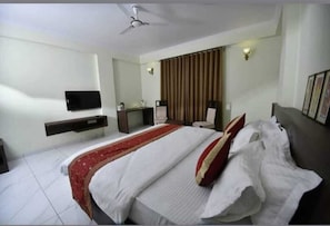 Luxury Double Room | Premium bedding, desk, laptop workspace, soundproofing - The Narayans (Jaipur)