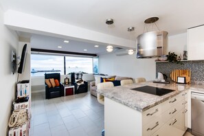 Réfrigérateur, four à micro-ondes, un four, surface de cuisson