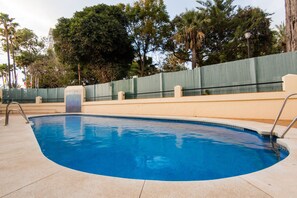 Una piscina al aire libre