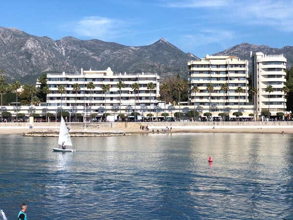 Ubicación a pie de playa, tumbonas, sombrillas y toallas de playa