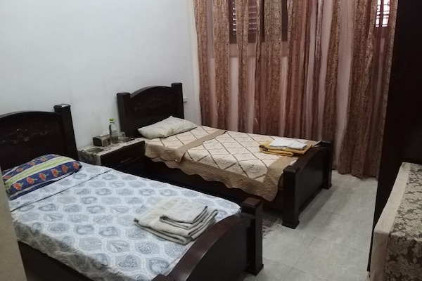 2 twin bedroom