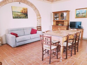 Appartement Classique, 2 chambres (Stalla) | Salle de séjour | Télévision à écran plat