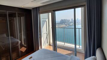 Junior Suite, 1 Queen Bed, Lake View | Blackout curtains, soundproofing, free WiFi
