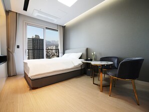 Standard-Doppelzimmer, 1 Queen-Bett, Bergblick | Verdunkelungsvorhänge, schallisolierte Zimmer, kostenloses WLAN