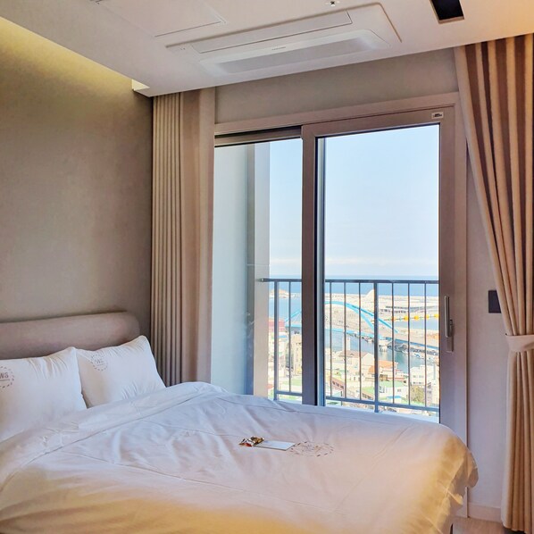 Blackout curtains, soundproofing, free WiFi