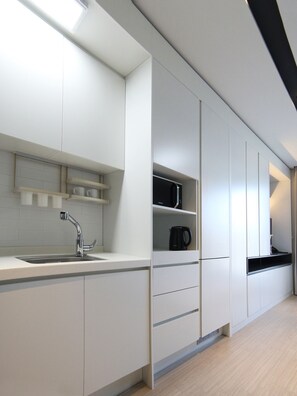 ตู้เย็นขนาดใหญ่, ไมโครเวฟ, เครื่องชงกาแฟเอสเปรสโซ, เครื่องชงกาแฟ/ชา