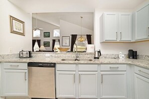 Kokeplater, oppvaskmaskin og kjøkkenutstyr