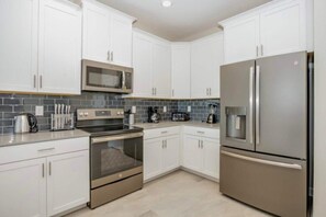 Stovetop, dishwasher, cookware/dishes/utensils