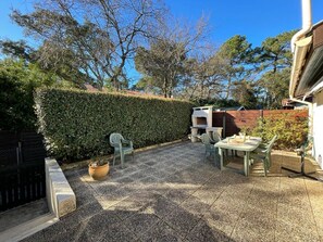 Outdoor dining - Cozy Villa Near Beach with Shared Pool, Patio, and Parking (Capbreton)