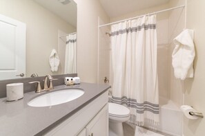 Villa familiare, lato giardino | Bagno