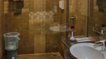Grand Superior | Bathroom | Shower, towels