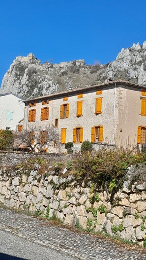 المنشأة من الخارج