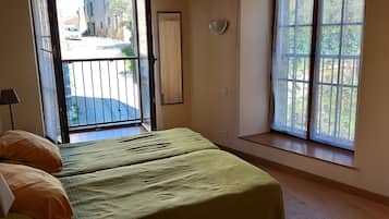 3 chambres, fer et planche à repasser, Wi-Fi, draps fournis