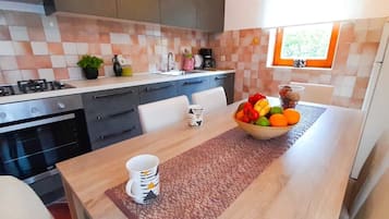 فرن، غسالة أطباق، ماكينة لصنع القهوة/الشاي، غلّاية كهربائية