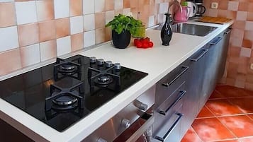 Forno, lavastoviglie, macchina per tè/caffè, bollitore elettrico