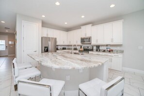 Stovetop, dishwasher, cookware/dishes/utensils