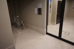 Interior entrance - Terry's Apartment Namba South VI AD04A (Osaka)