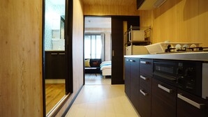 Una cocina moderna con gabinetes de madera, horno empotrado y microondas.