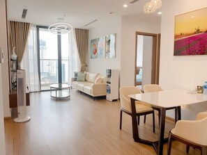 Apartment, 3 Schlafzimmer | Essbereich im Zimmer