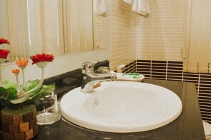 Ducha, cabezal de ducha tipo lluvia, secador de pelo y albornoces