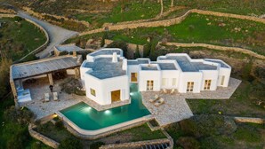 A modern villa with a swimming pool, multiple bedrooms, and a stone pathway. - Zen Residence in Lia beach (Mykonos)