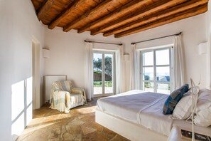 5 chambres, bureau, fer et planche à repasser, lit parapluie