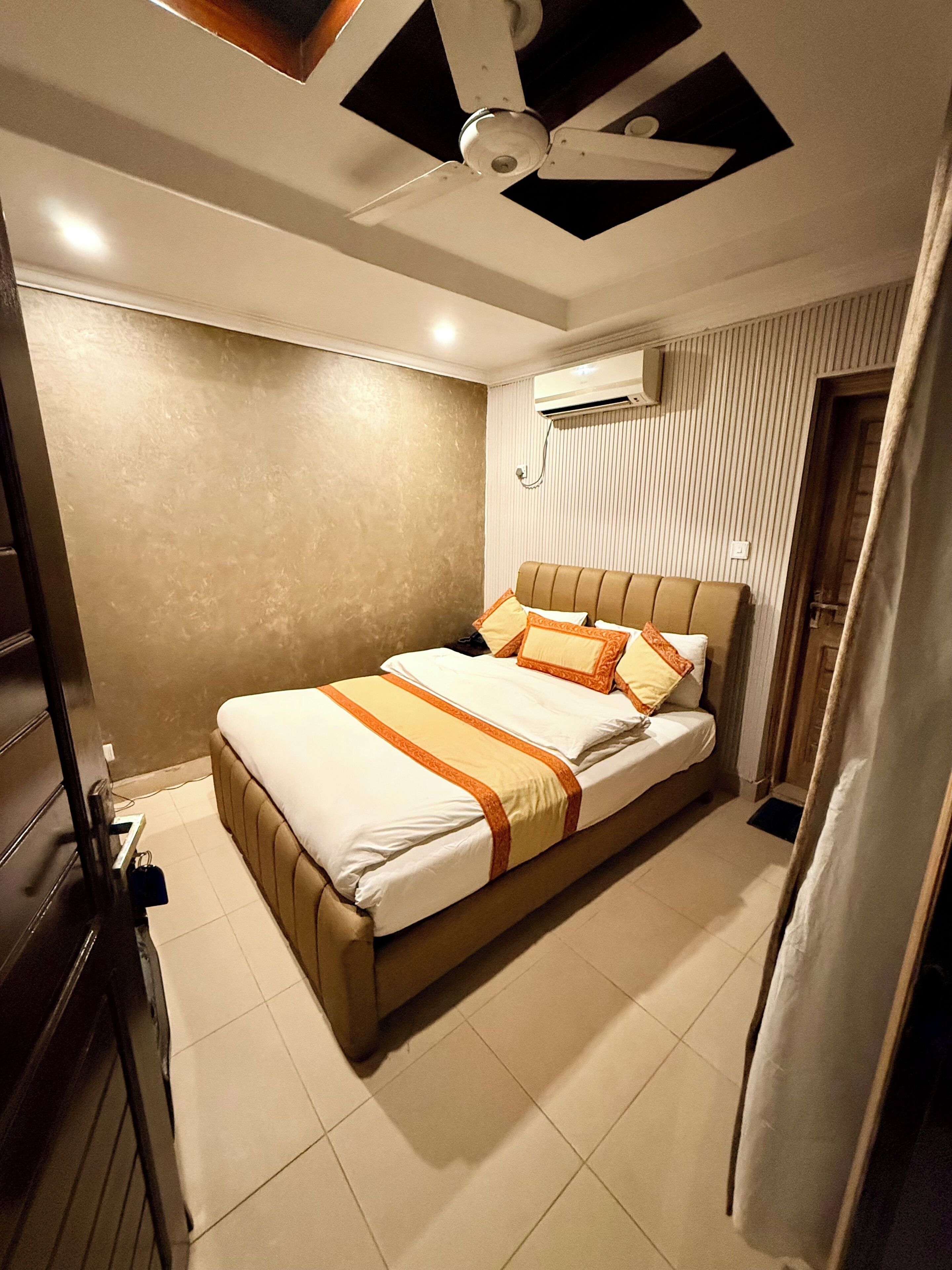 Standard Room | Premium bedding, down comforters, soundproofing, free WiFi