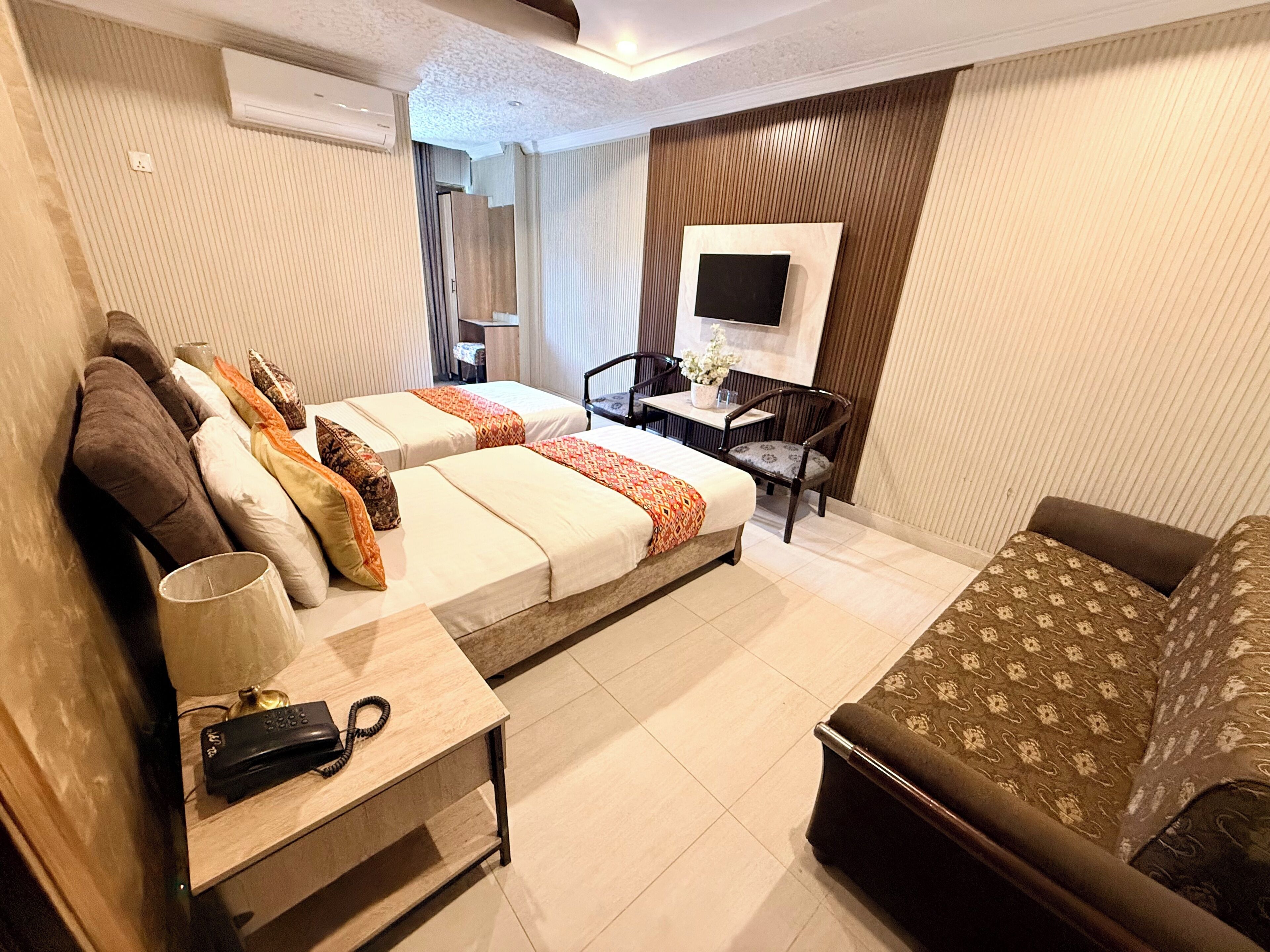 Deluxe-Doppel- oder -Zweibettzimmer, Stadtblick | Hochwertige Bettwaren, Daunenbettdecken, schallisolierte Zimmer