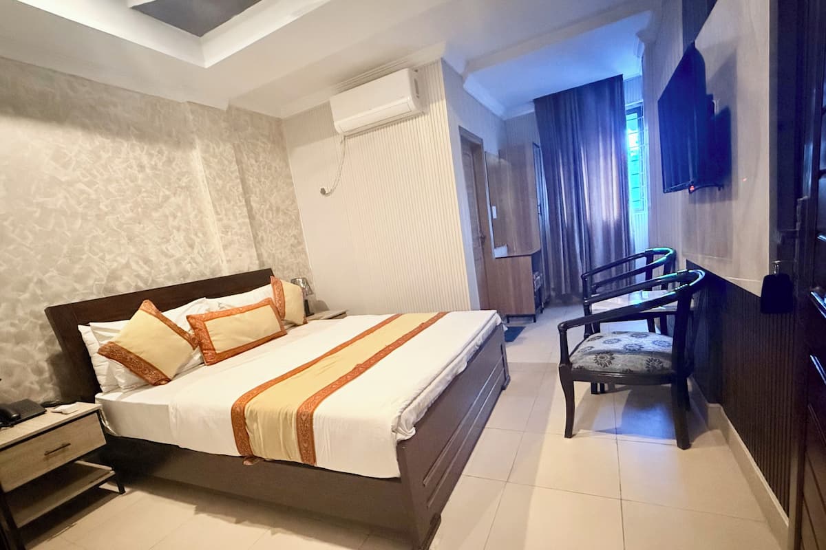 Economy Single Room | Premium bedding, down comforters, pillowtop beds, desk