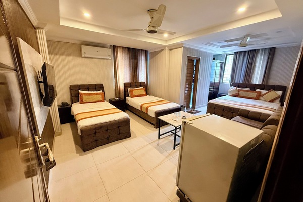 Habitación cuádruple familiar | Ropa de cama de alta calidad y edredones de plumas