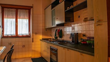 KĂŒhlschrank, Mikrowelle, Ofen, Herdplatte