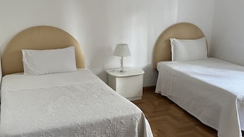 2 Schlafzimmer, Schreibtisch, BĂŒgeleisen/BĂŒgelbrett, kostenloses WLAN