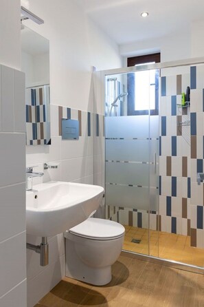 Douche, sèche-cheveux, bidet, serviettes fournies