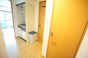 Apartment | Private kitchenette | Fridge, microwave, electric kettle, cookware/dishes/utensils
